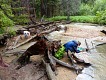 Mezi přeháňkami rýžujeme. | Gold panning between showers.