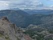 Mezi jednotlivými průsmyky Sierrou Nevadou leží desítky mil divočiny. | Tens of miles of wildernes separate one Sierra Nevada pass from the next.