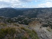 Ledovec tu kdysi odřel zemi na kammenné dno. | An ancient glacier had scraped the ground down to rocky bottom.