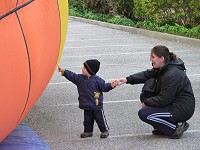 To touch the balloon and not let go of mama