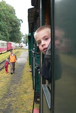 Tom se celou jízdu vlakem pečlivě soustředil a vše sledoval