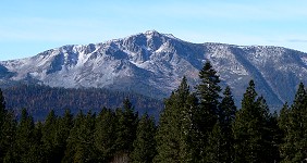 Vyhlídka na hory bez sněhu od slavné Heavenly na Tahoe