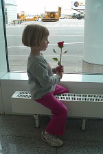 Lisa dostala v Mnichově od letušky růži.