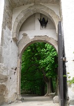 Brána hradu Roštějna.