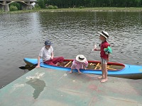 Lisa mazácky vystupuje z kanoe.