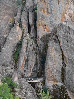 Tom a Lisa on a bridge in Pinnacles