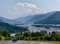 Helikoptéra parkuje pod sophou Mt. St. Helens