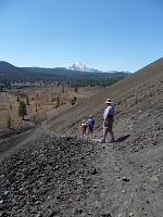 Dolů jdeme druhou, příkřejší stranou Cinder Cone.