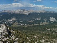 Tuolomne Meadows — ta šedivá placka vpravo je Lembert Dome.