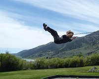 Děti na hřišti u Mono Lake.