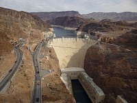 Hoover Dam - pohled z nového mostu.