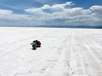 Děti si hrají na Bonneville International Speedway.