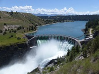 Přehrada Kerr na Flathead River, Montana.