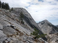 Z chaosu balónové soutěže zase do skal - Courtright reservoar poskytuje yosemitskou
			krajinu bez yosemitské pakárny.