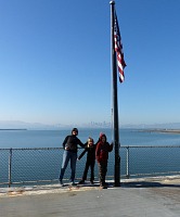 Ze zadní hrany letové paluby lze pozorovat panorama San Francisca.