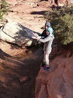 Děti mají předvánoční druhé vánoce z kusu ledu v Red Rock Canyon, Nevada.