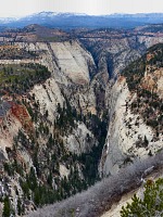 Celkem ploských pět kilometrů k vyhlídce zpestřovaly poledy do šluchty (Mystery Canyon).