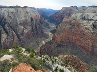 Vyhlídka z Pozorovatelny na Angels Landing a Varhany.