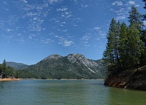 Shasta Caverns jsou ve vápencovém kopci na druhé straně přehrady.