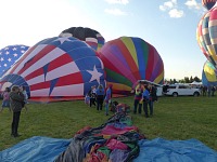 Rodinná skrumáž kolem balónu.