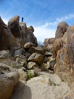 Jeden z mnoha kaňonů a průchodů v Alabama Hills.