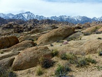 Alabama Hills se Sierou Nevadou v pozadí.