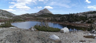 Sugarloaf Mountain - průsmyk nalevo od homole vede k Lewis Lake, kde jsme byli chodit v létě.