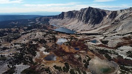 Z dronu nad stezkou kolem jezer pod Medicine Bow Peak.