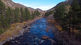 Řeka Cache la Poudre v Coloradu.