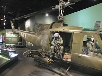 Expozice typického helikoptérového střelce z vietnamské války.