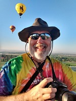 Fotím Sida v koši letícího balónu!