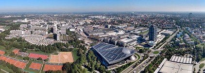 Vyhlídka z věže na olympijský areál a BMW.