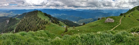 Our trip in one picture — (from left) lowlands around Munich, ridge route from Brauneck with a goat path (in slope), Alps (in the background) and Latschenkopf (right).