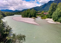 Modrozelená alpská řeka Isar.