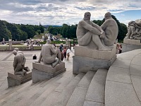 Vigelandův park: sochy u Monolitu.