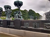 Vigelandův park: sochy a plastiky ve fontáně.