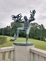Frognerův park: otci došla trpělivost.