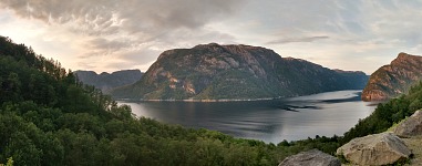 Pozdní večer v Dirdalu: Frafjorden. Pozdní večer v Dirdalu: Frafjorden.