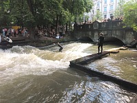 Eisbachwelle: urban surfing