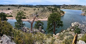 Na pláži vlevo přistávají kajaky (Carol a Tom).