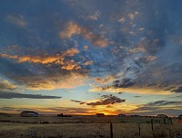 Suchý větrný podzim znamená fantastické barvy při západu slunce.