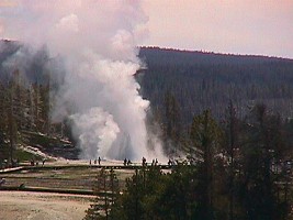 Yellowstone: průměrný gejzír s lidmi kolem